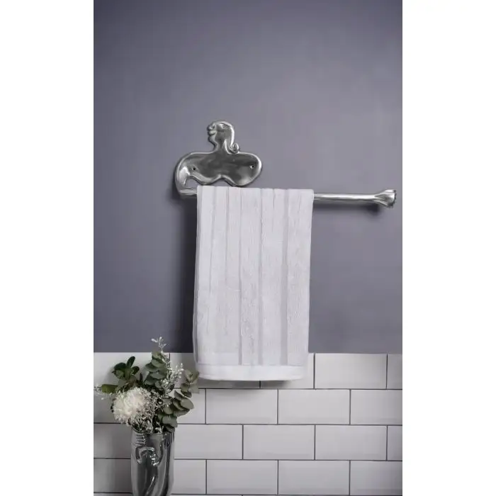cb22_homedecor_towelrail_woman_1_.webp